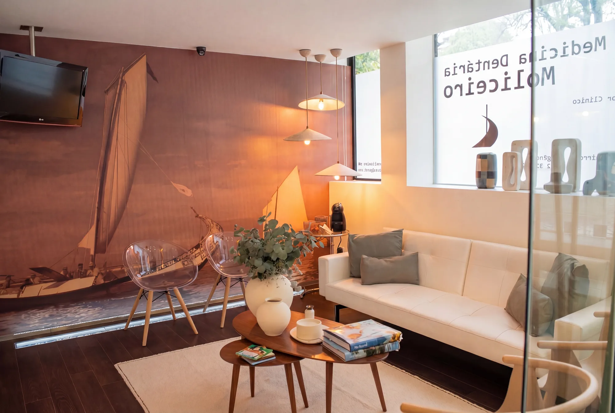 Sala de espera da Clínica Moliceiro Aveiro com mural dos barcos moliceiros