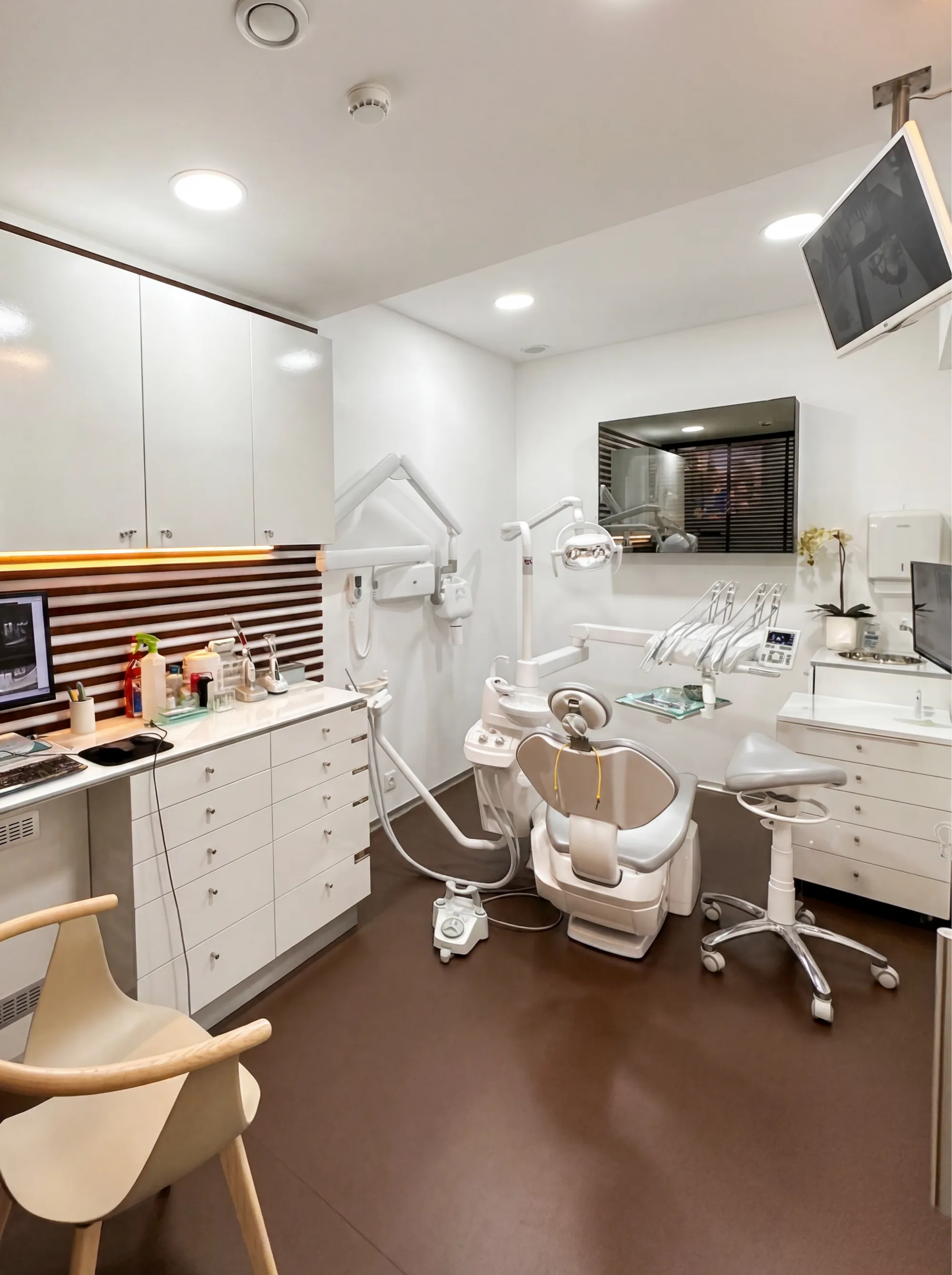 Gabinete da Clínica Moliceiro Aveiro, equipamento dental moderno em ambiente acolhedor com painel de ripas em madeira