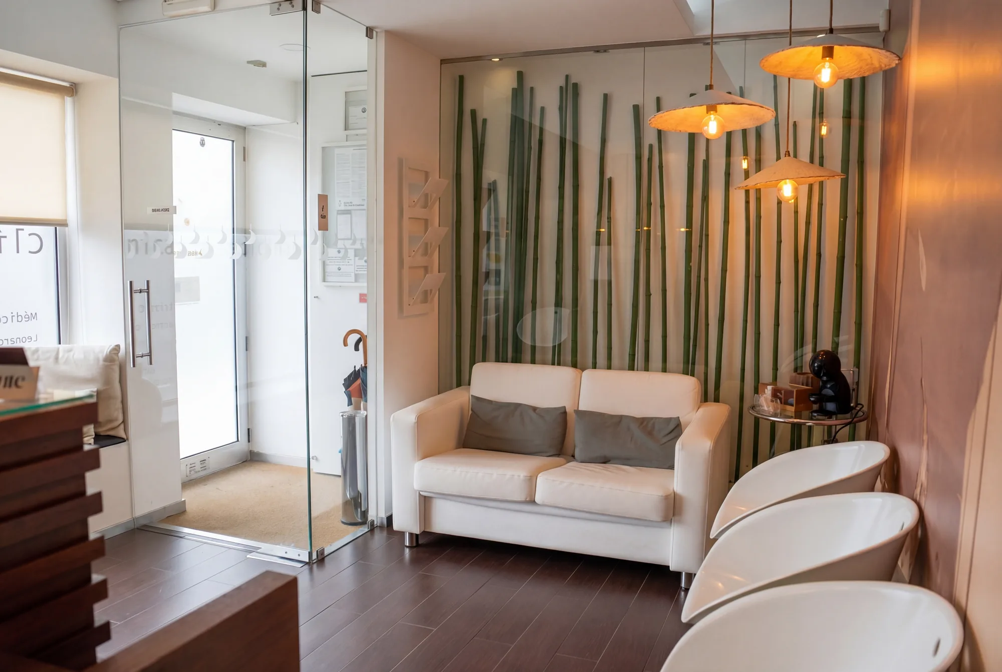 Sala de espera da Clínica Moliceiro Oliveira do Bairro, entrada em bambu natural