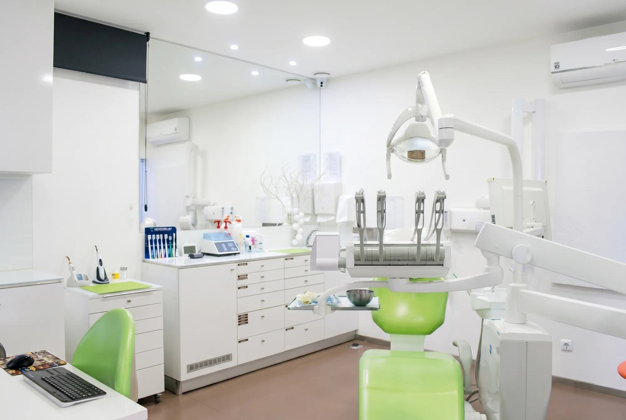 Gabinete da Clínica Moliceiro Oliveira do Bairro, cadeira dental verde em ambiente claro e luminoso