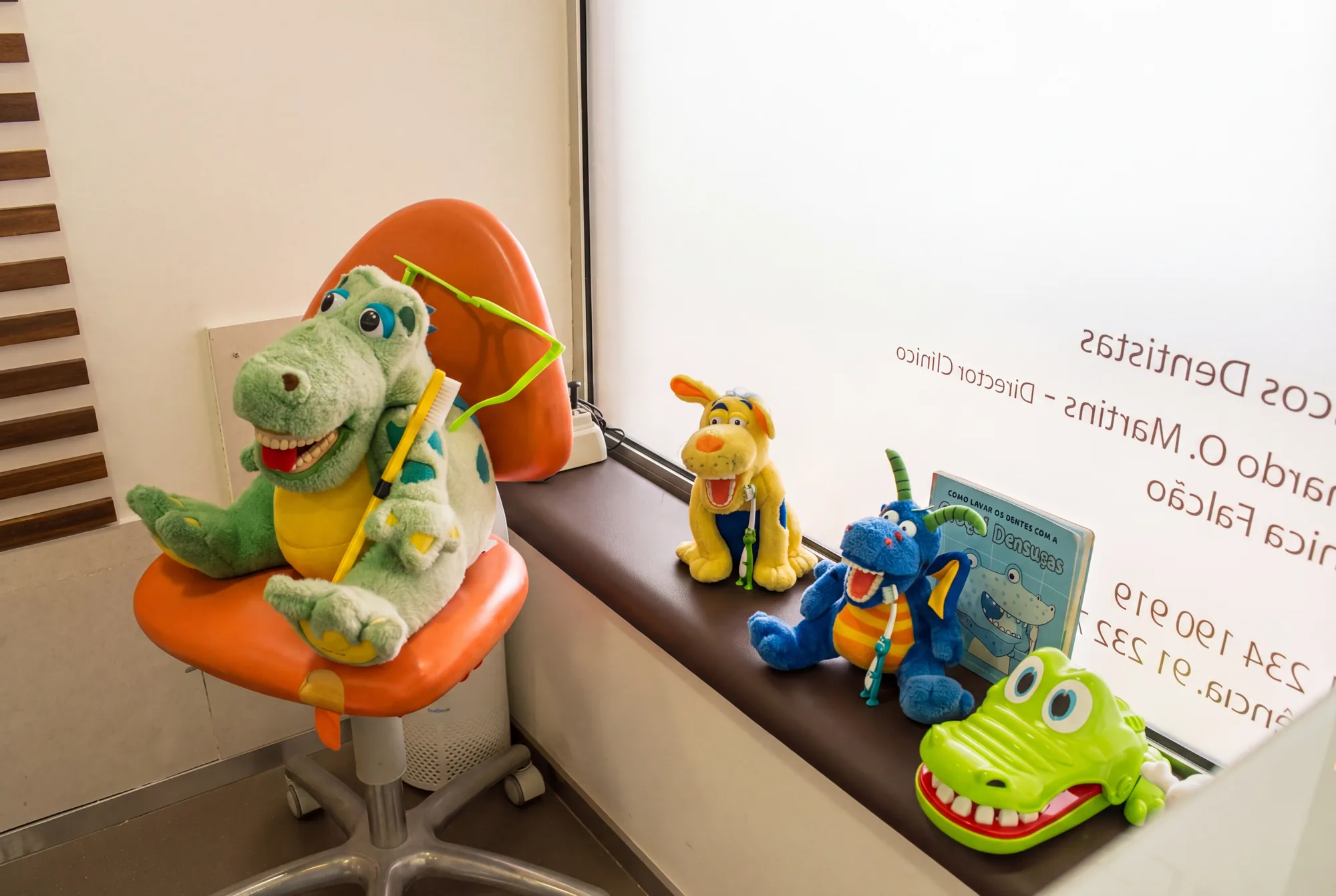 Detalhe de brinquedos educativos na área infantil da Clínica Moliceiro Oliveira do Bairro